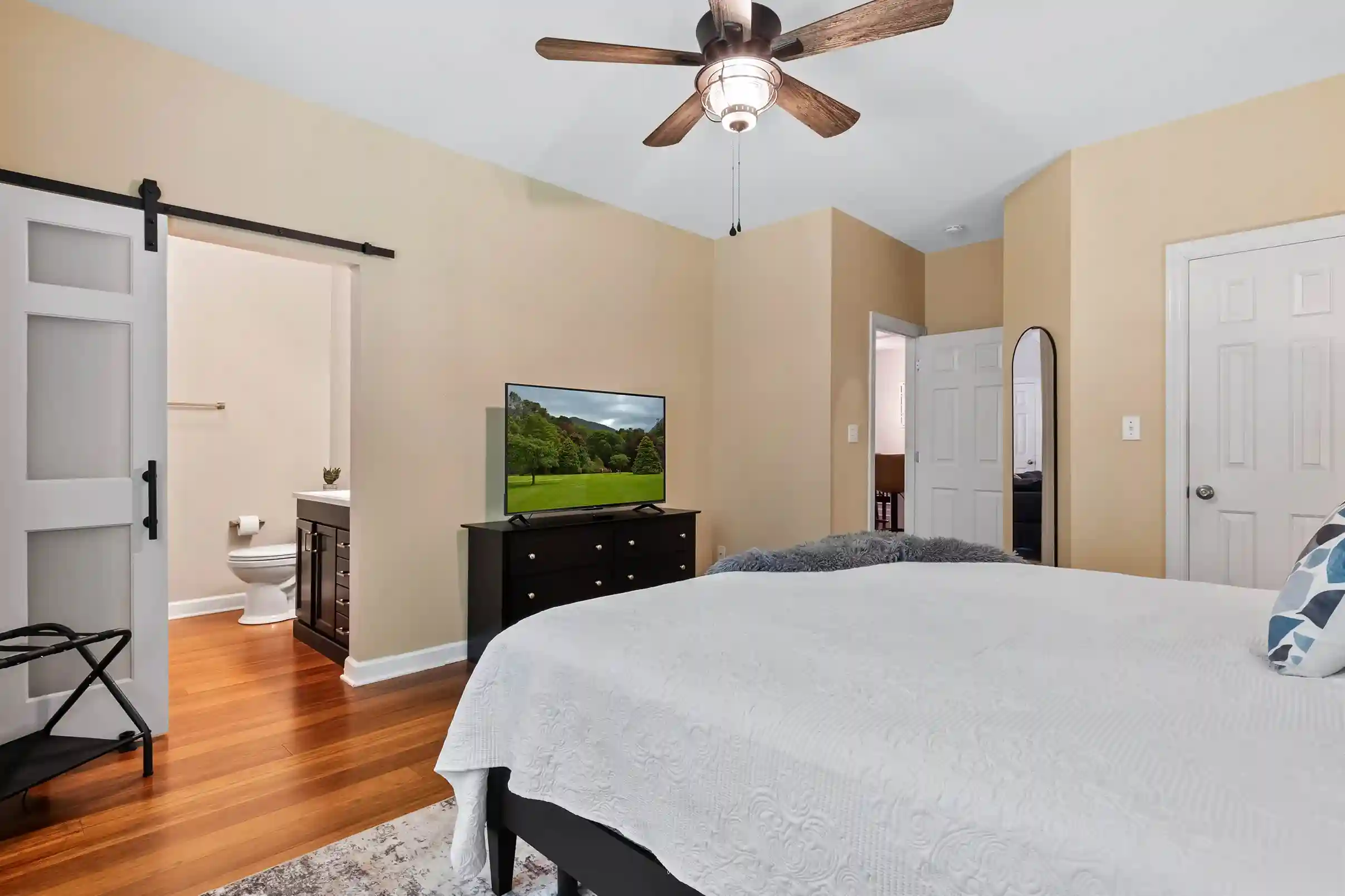 Unwind in our spacious suite with a plush king bed and your favorite shows on the TV.