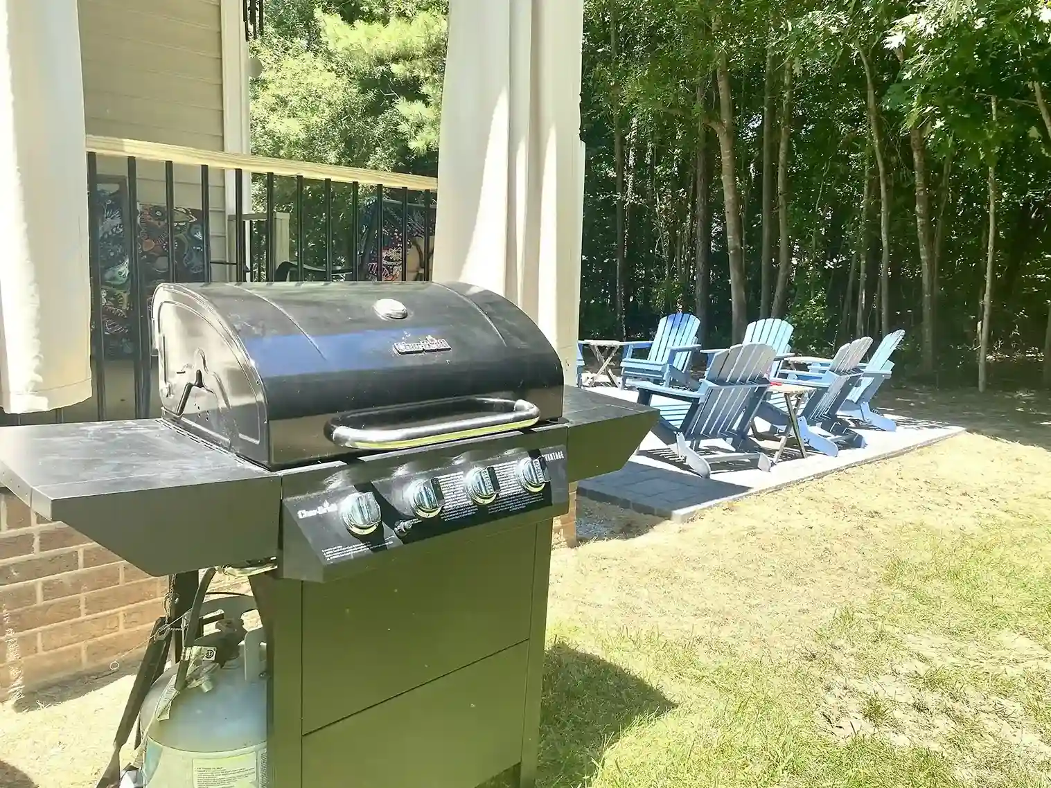 A great outdoor area to throw some patties on the grill.