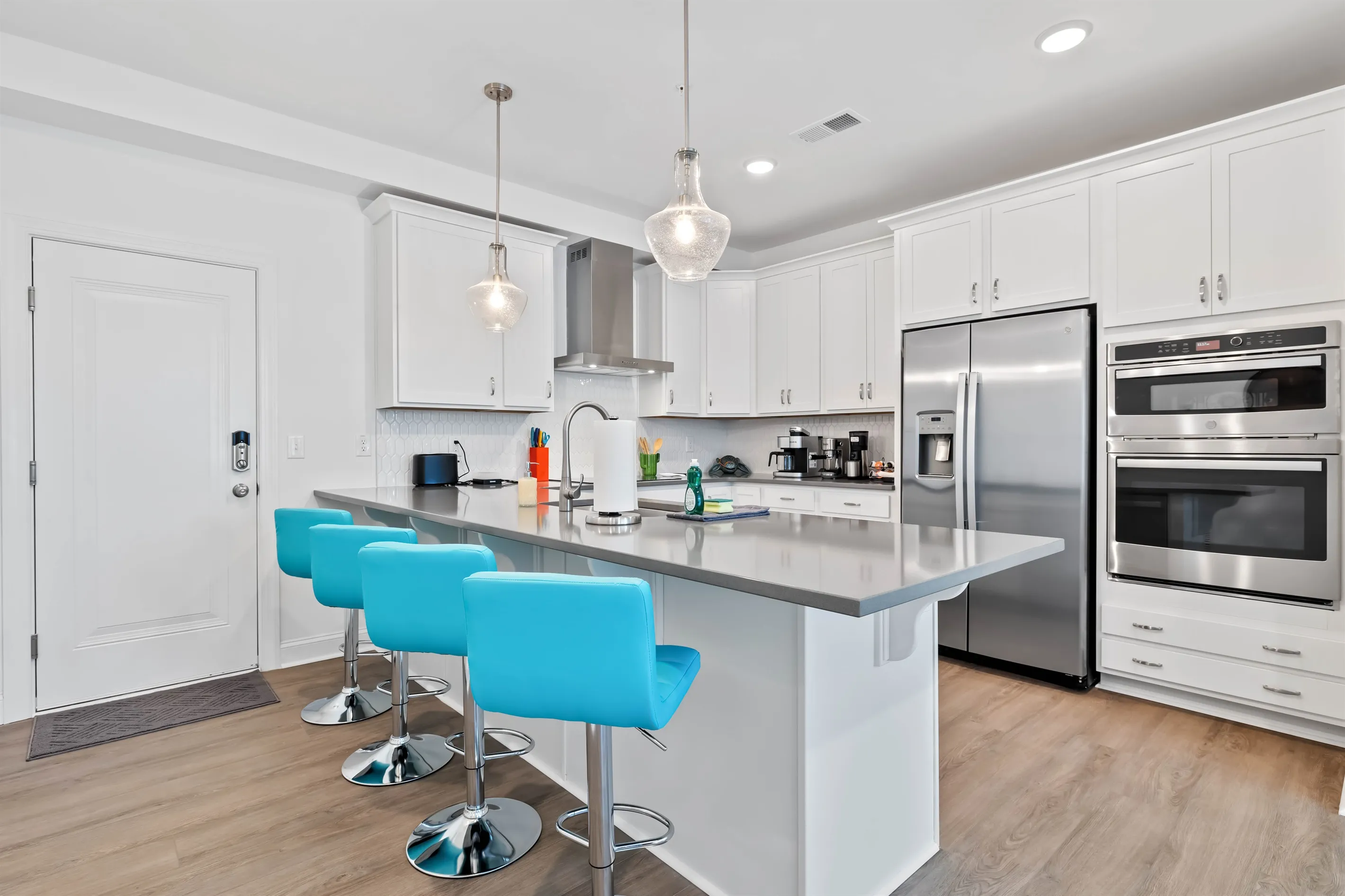 Want a quick bite? Just hop on the bar stools with adjustable heights.