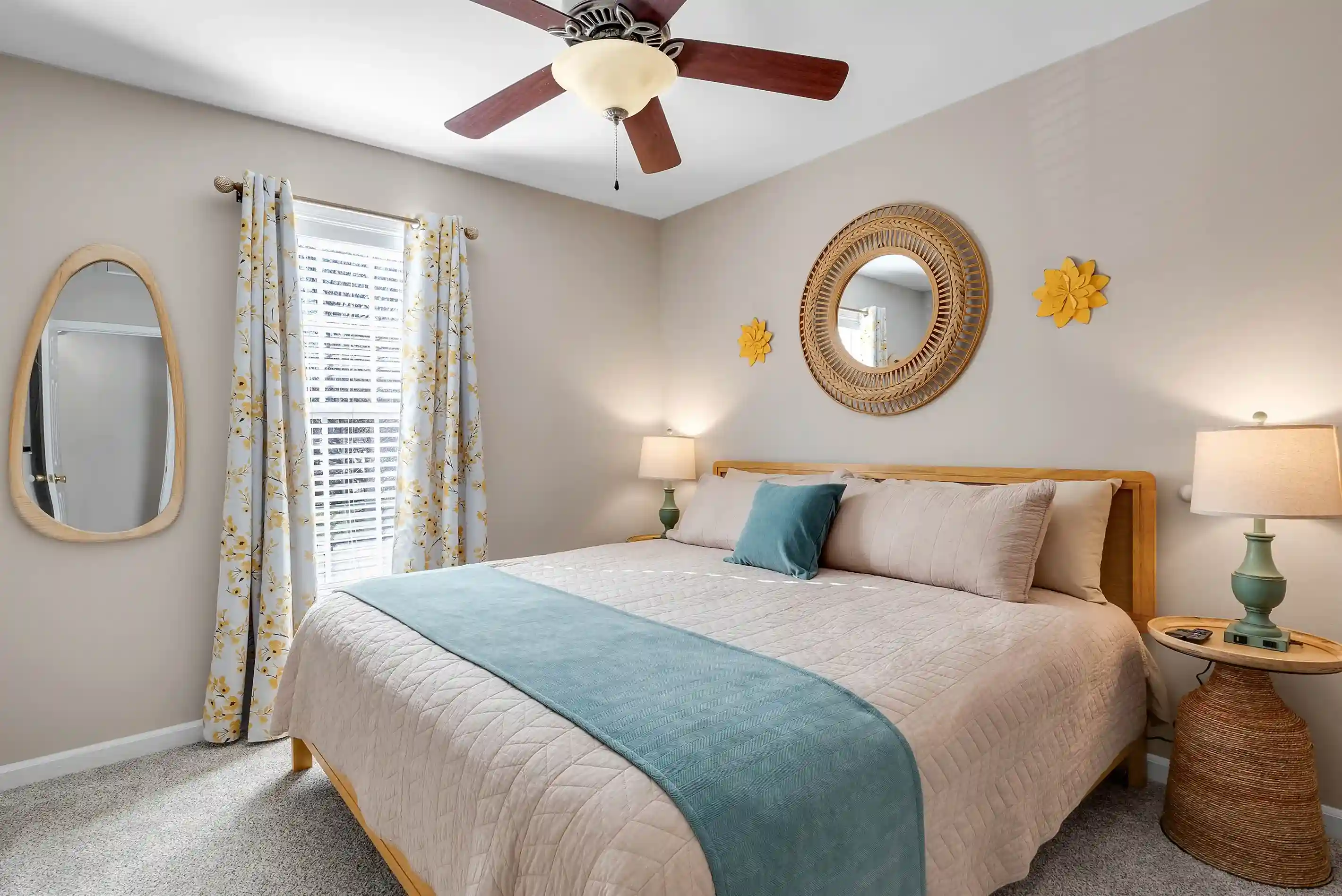 Sink into this ultra plush hybrid mattress to ensure a great night’s sleep. An adjustable bed frame allows you to find the perfect position!