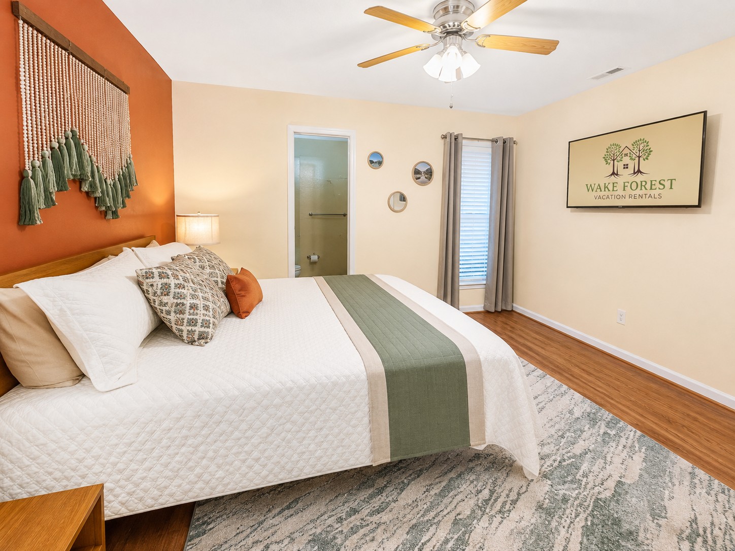 Enjoy your own private king suite with an adjustable bed, Smart TV, walk-in closet and en suite bathroom.